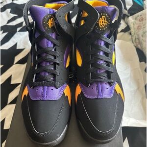 Nike lakers huarache new never worn comes with box.. men size 11.5